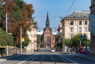 Husova Sokağı 'nın ve Jan Amos Comenius Kilisesi' nin bir resmi, ya da Kızıl Kilise 'nin, sonunda, Brno' da.