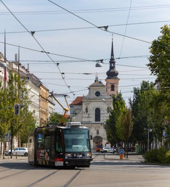 Aziz Thomas Kilisesi 'nin önünden geçen bir tramvayın resmi, Brno..