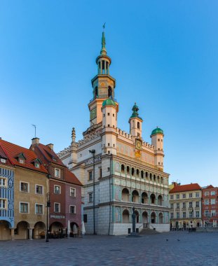 Poznan Belediye Sarayı 'nın güneş doğarken çekilmiş bir resmi..