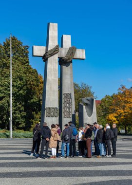 Haziran 1956 'da Poznan' daki Kurban Anıtı 'ndaki bir grup turistin fotoğrafı..