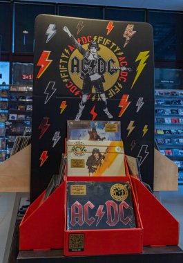 Bir müzik dükkanında AC / DC vinyllerin bir resmi.