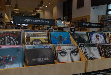 Müzik dükkanındaki vinyllerin resmi..