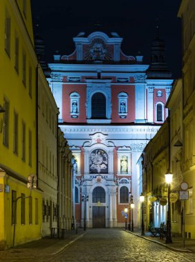 Ebedi Yardım Bazilikası 'nın ya da Poznan Fara' nın gece çekilmiş bir resmi..