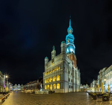 Poznan Eski Pazar Meydanı 'nın gece çekilmiş bir resmi, belediye binası da sergileniyor..
