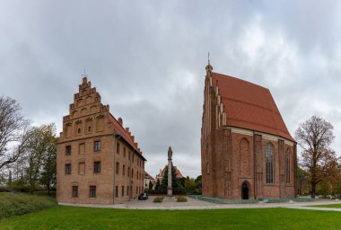 Kutsanmış Bakire Meryem Kilisesi 'nin ve Poznan' daki Palatium 'un resmi..