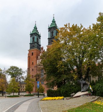 Poznan Katedrali 'nin bir resmi, sağ altta Papa Dansçı Anıtı var..