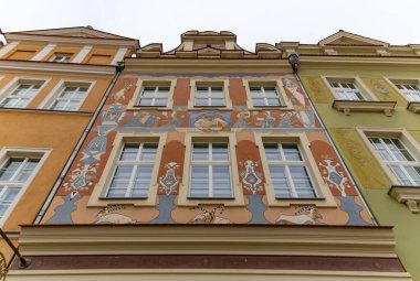 Poznan Eski Pazar Meydanı 'ndaki renkli cephelerin bir resmi..