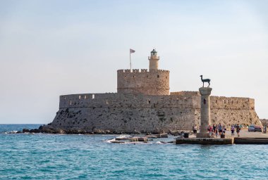 Aziz Nicholas Kalesi 'nin ve Rodos Heykeli' nin bir resmi - Doe Heykeli.