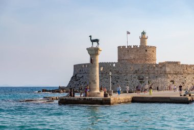 Aziz Nicholas Kalesi 'nin ve Rodos Heykeli' nin bir resmi - Doe Heykeli.