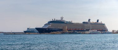 Ünlü Siluet yolcu gemisinin bir resmi Rhodes Limanı 'na yanaştı..