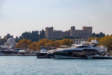 Mandraki Limanı 'nın karşısındaki Rodos Şövalyelerinin Büyük Efendisinin bir resmi..