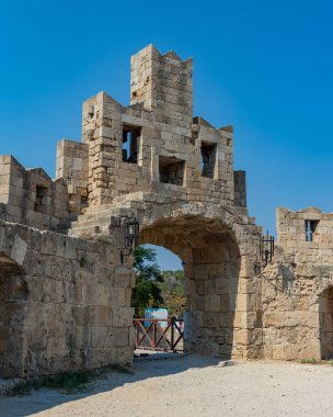 Ortaçağ Rodos Duvarları 'nın bir parçası olan Aziz Paul Kapısı' nın bir resmi..