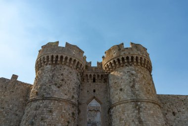 Deniz Kapısı 'nın bir resmi, Ortaçağ Rodos Duvarları' nın bir parçası..