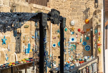 Rhodes City 'de bir dükkanda satılan renkli hatıraların resmi..
