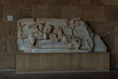 Rodos Arkeoloji Müzesi 'nin içinde bir heykel kabartmasının resmi..