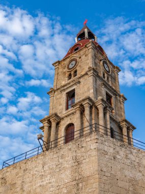 Rodos 'taki Ortaçağ Saat Kulesi' nin bir resmi..