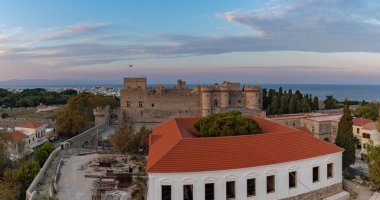Gün batımında Rodos Şövalyelerinin Büyük Üstadı 'nın sarayının resmi..