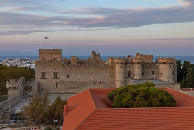Gün batımında Rodos Şövalyelerinin Büyük Üstadı 'nın sarayının resmi..
