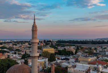 Günbatımında Süleyman Camii ve Rodos Ortaçağ Şehri 'nin bir resmi.