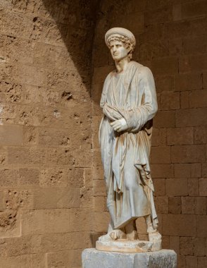 Rodos Şövalyelerinin Büyük Üstadı 'nın sarayının ana avlusunda sergilenen bir heykelin resmi..