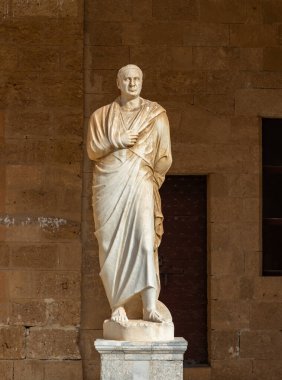 Rodos Şövalyelerinin Büyük Üstadı 'nın sarayının ana avlusunda sergilenen bir heykelin resmi..