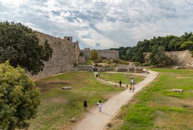 Ortaçağ Rodos şehrinin çevresindeki hendeğin bir resmi..