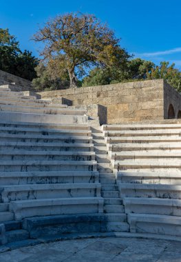 Odeon 'un bir resmi, Rodos Akropolünün bir parçası..