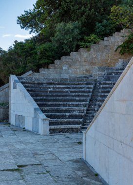 Odeon 'un bir resmi, Rodos Akropolünün bir parçası..