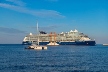 Ünlülerin yükselen yolcu gemisinin resmi..