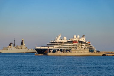 Rhodes Limanı 'na yanaşmış orta büyüklükte bir yolcu gemisinin resmi..