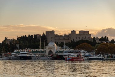 Rodos Şövalyelerinin Büyük Üstadı 'nın, Mandraki Marina' nın ve Nea Agora 'nın günbatımında çekilmiş bir resmi..