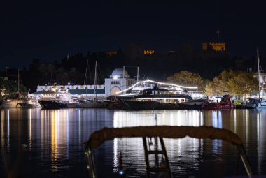 Rodos Şövalyeleri 'nin Büyük Üstadı' nın, Mandraki Marina 'nın ve Nea Agora' nın geceleyin çekilmiş bir resmi..