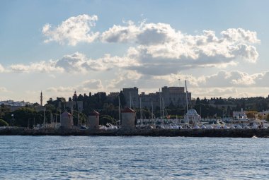 Rhodes Yel Değirmenleri 'nin ve Rodos Şövalyeleri' nin Büyük Üstadı 'nın sarayının bir resmi sudan görüldüğü gibi..