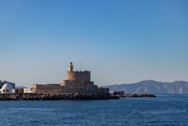 Aziz Nicholas Kalesi 'nin Rhodes City' deki denizden görünen bir resmi..