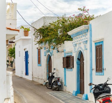 Rodos 'taki Koskinou şehrinin renkli caddelerinin ve cephelerinin bir resmi..