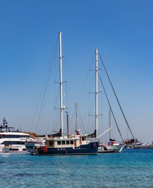 Lindos Sahili 'nde birden fazla teknenin resmi..