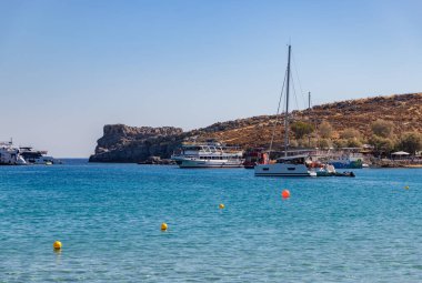 Lindos Sahili 'nde birden fazla teknenin resmi..