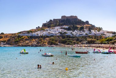 Bir sonbahar günü Akropolis tarafından gözden kaçırılan Lindos Sahili 'nin bir resmi..