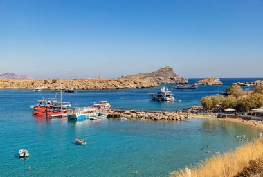 Lindos Sahili 'nde birden fazla teknenin resmi..
