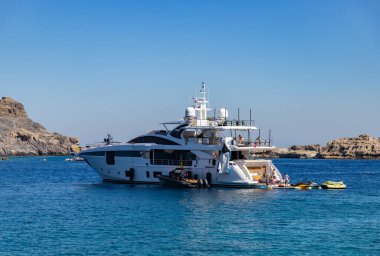 Lindos Plajı 'nda demirli bir yatın resmi..