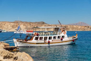 Lindos Sahili 'ne yanaşmış bir feribotun resmi..