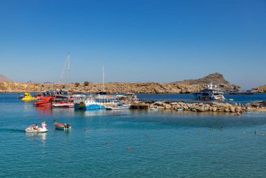 Lindos Sahili 'nde birden fazla teknenin resmi..