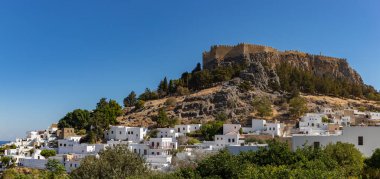 Lindos Akropolis 'in aşağıdaki kasabaya bakan bir resmi..