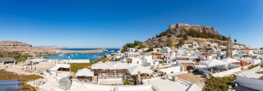 Kasabaya ve sahile bakan Lindos Akropolis 'in panorama resmi..