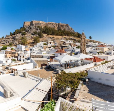 Kasabaya bakan Lindos Akropolis 'in bir resmi, sağ tarafta Kutsal Bakire Kilisesi, Panagia,.