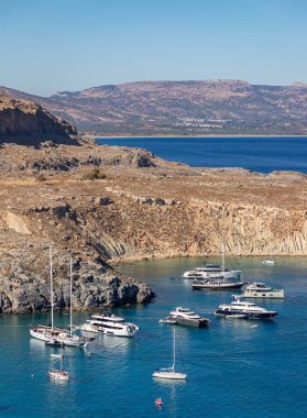 Lindos Sahili 'nde birden fazla teknenin resmi..