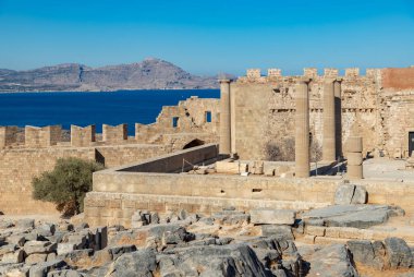Lindos Akropolünün Büyük Helenistik Stoa 'sının bir resmi.