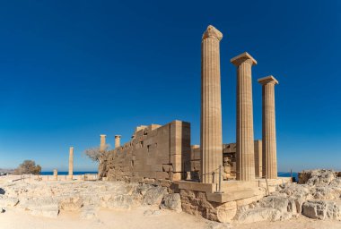 Lindos Akropolis 'ten Athena Lindia Tapınağı' nın bir resmi..