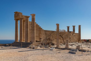 Lindos Akropolis 'ten Athena Lindia Tapınağı' nın bir resmi..