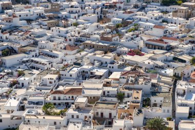 Lindos kasabasının resimli beyaz evlerinin bir resmi..